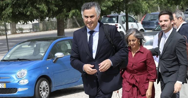 Schools. Minister links lack of vacancies to migrants and delays