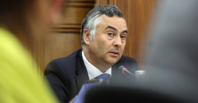Minister guarantees that "no one is failing" to fill vacancies