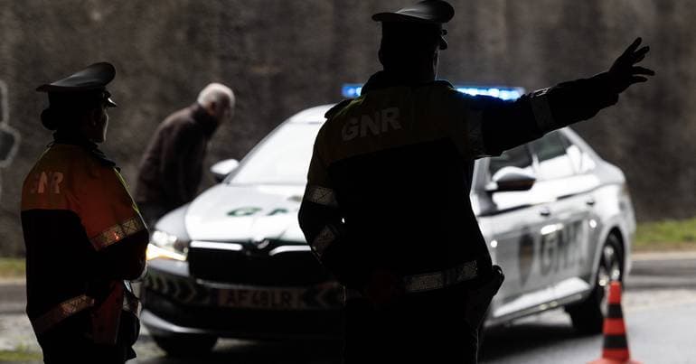GNR officer dies after being struck by a vehicle on the IC2
