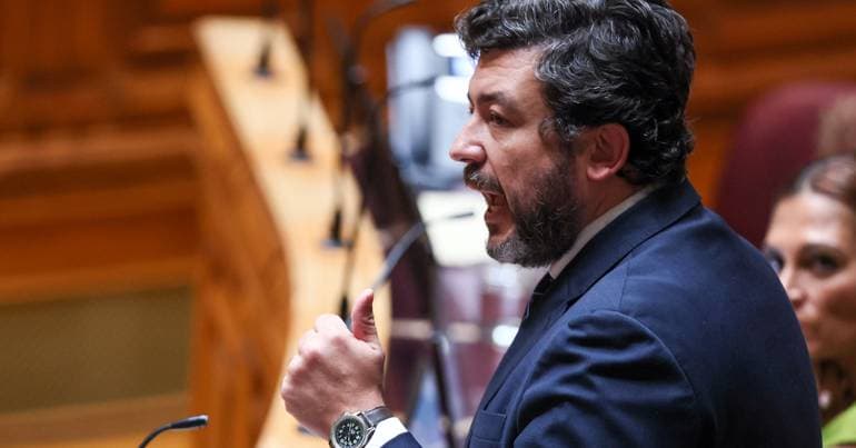 PS accuses Abreu Amorim of "burning all bridges"