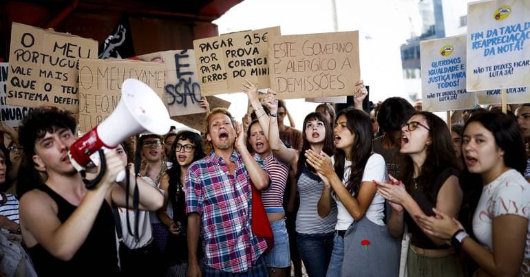 Students protest exam failures and demand minister's resignation