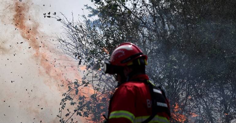 More than 110 personnel and 5 aircraft fight fire in Fundão