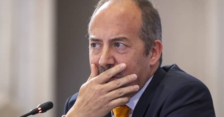 Santos Pereira must go to Parliament to clarify purchases