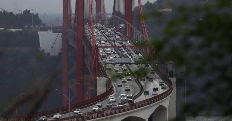 25 de Abril Bridge closed Sunday morning