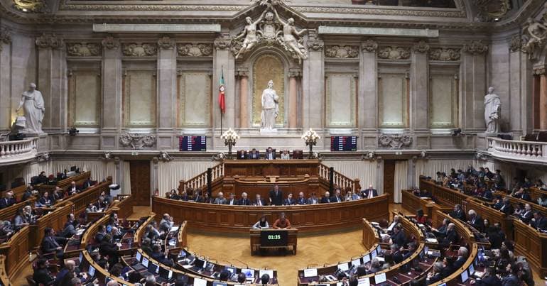 42,000 signatures revive parental‑leave debate