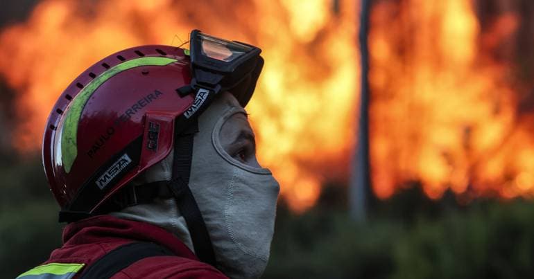 Fire in Vinhais. Village evacuated and 5 firefighters injured