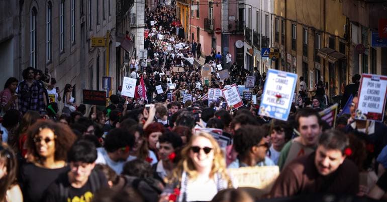 Students protest against the unfreezing of tuition fees