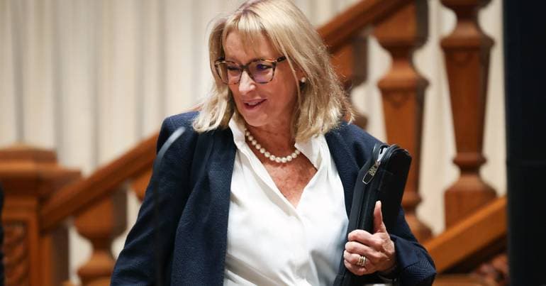 50 euro increase in the minimum wage 'is not little', says minister