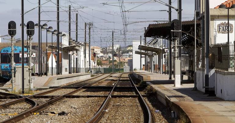Algarve: Santos Pereira criticises 'third-world trains'