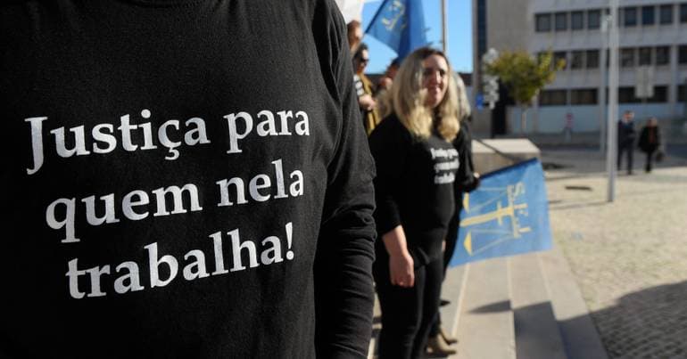 Judicial union puts strike on the table