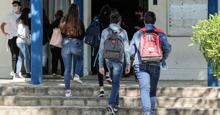 Teachers' union warns of staffing shortages in schools