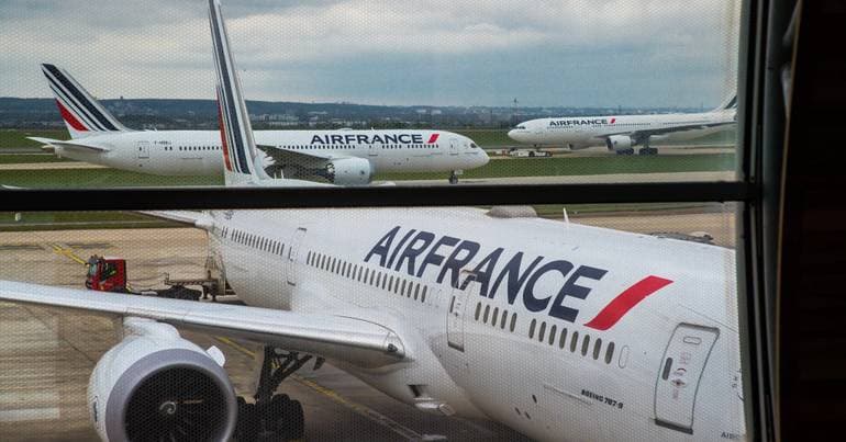 Lufthansa and Air France-KLM submit binding bids for TAP