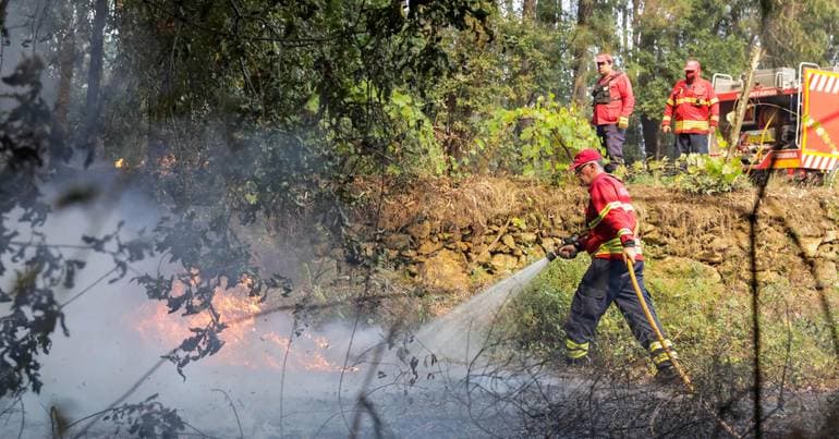 Brush fire closes IC1 near Ermidas-Sado
