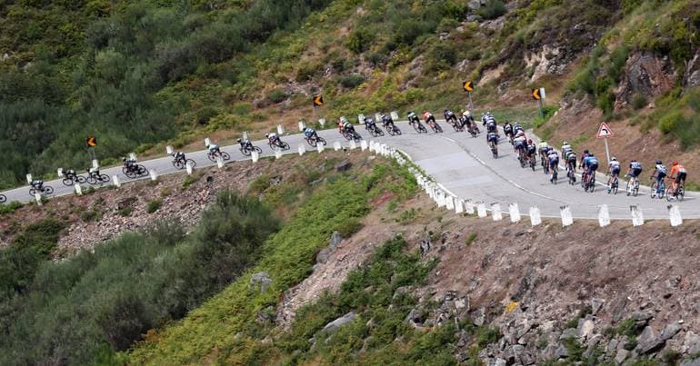 Volta a Portugal crosses Mata da Albergaria with "respect"
