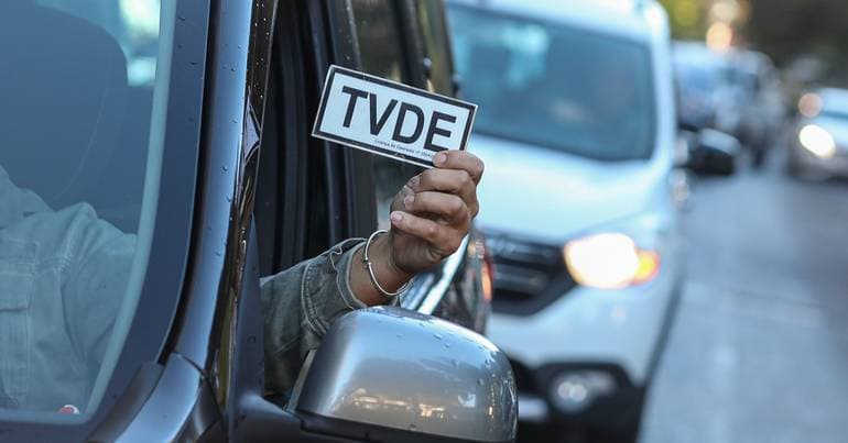 Taxi associations request urgent meeting with Moedas