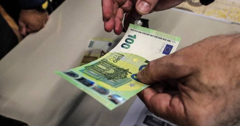 Bank employees gather 7,500 signatures in defence of pensions
