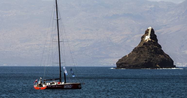 15-metre sailboat runs aground in the port of Lajes das Flores