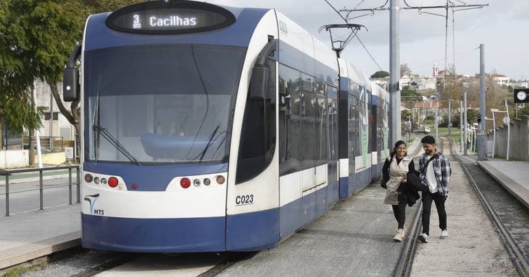 Two metros collide in the centre of Almada