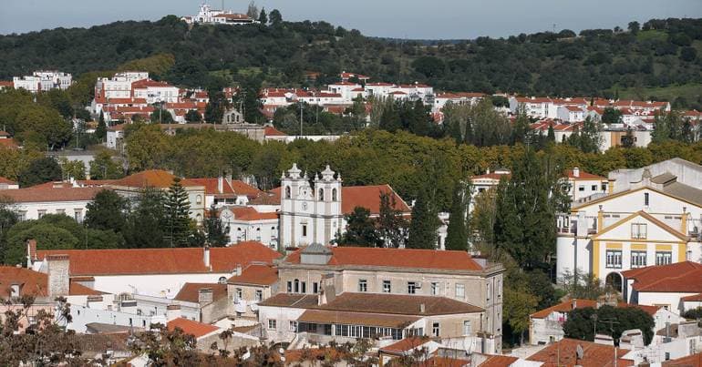Montemor-o-Novo. Casal acusado de crimes de abuso de criança