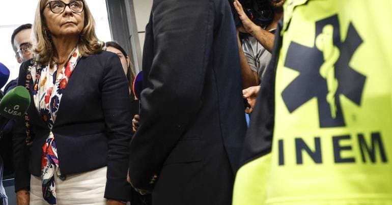 Health Minister attempts to avert emergency services strike
