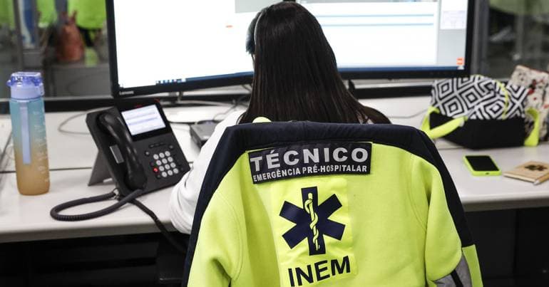 Woman dies after waiting more than an hour for help