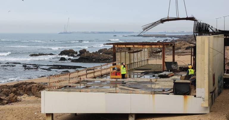 Porto: Structure at Ourigo Beach to be removed by summer