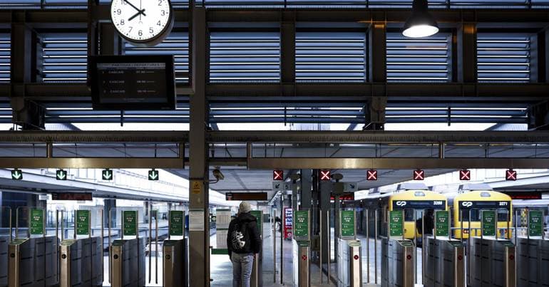 Train punctuality below recommended level