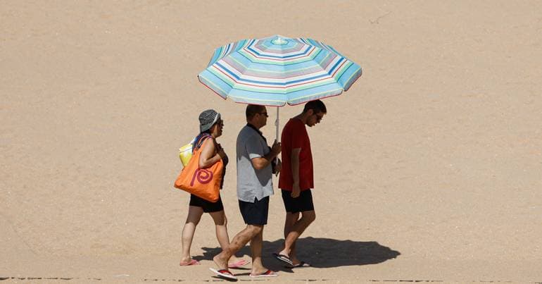 Heat: 13 districts under yellow warning until Monday
