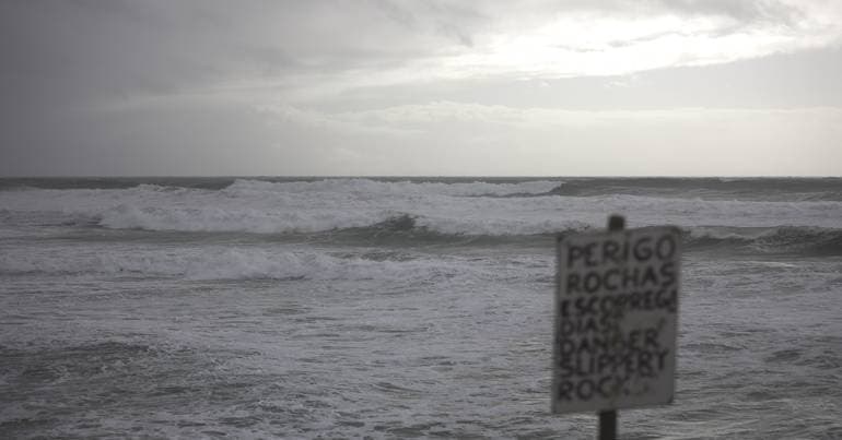 Authorities suspend search for teenager in Costa da Caparica