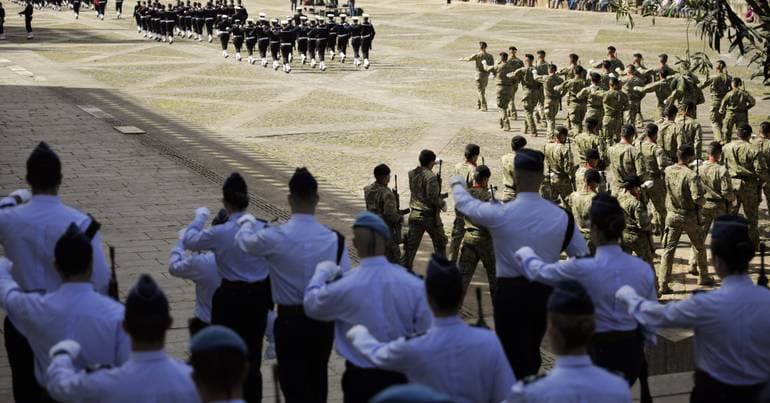 Sergeants: retired military personnel without holiday allowance