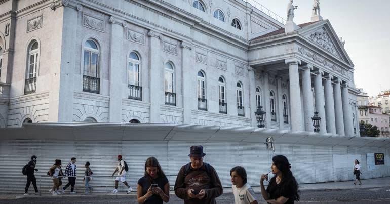 D. Maria II Theatre accused of poor working conditions