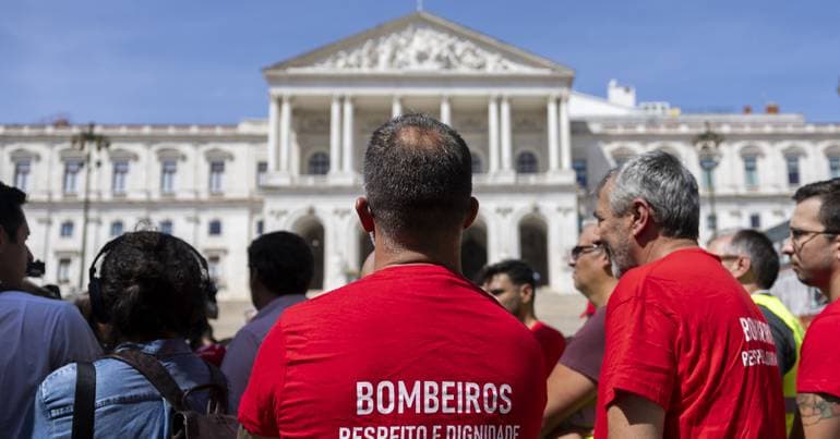 Firefighters request urgent meeting with the Prime Minister