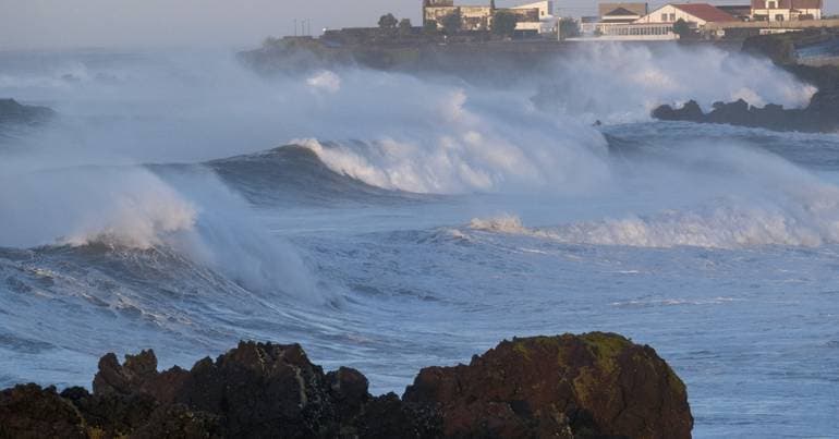 Rough sea conditions prompt red warning in the Azores