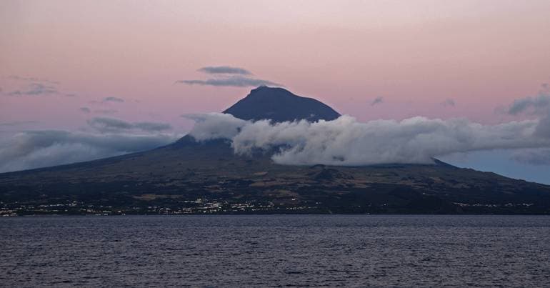 2.4 magnitude earthquake on the Richter scale on Pico Island