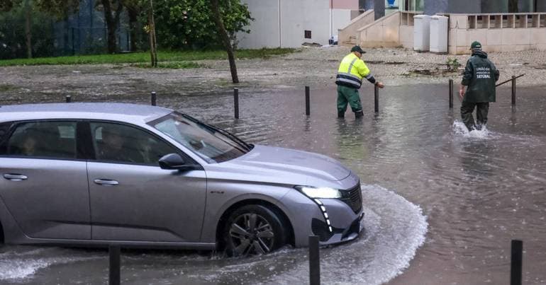 Bad weather closes roads and floods homes in Viana do Castelo