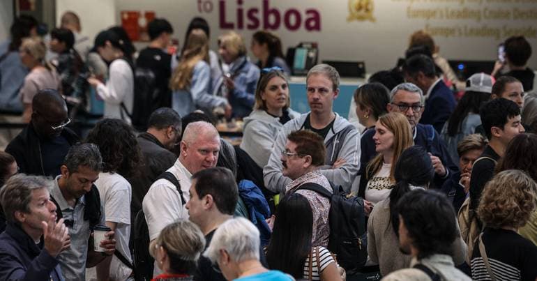 Government warns of tougher measures for airport delays