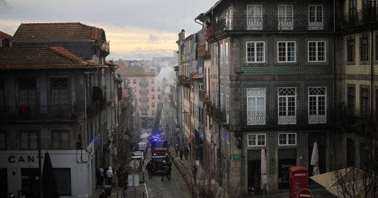Six people evacuated from a building after fire in Porto
