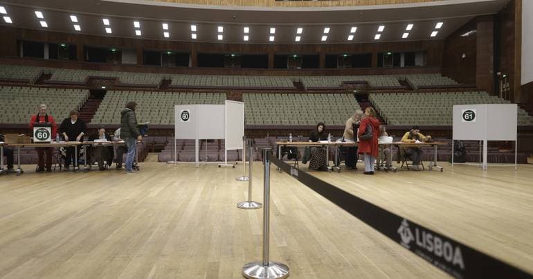 Applications for early mobile voting open on Sunday