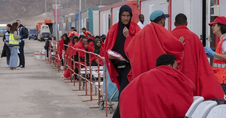 New asylum applications in the EU fall by 25% in December