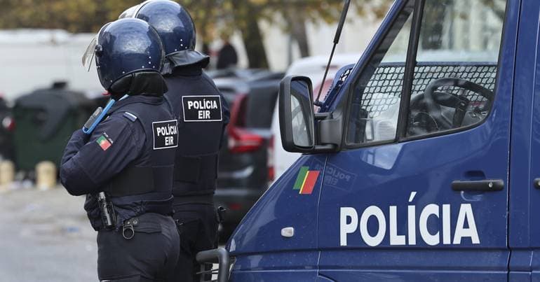 Two police officers injured in disturbances at Quinta do Mocho