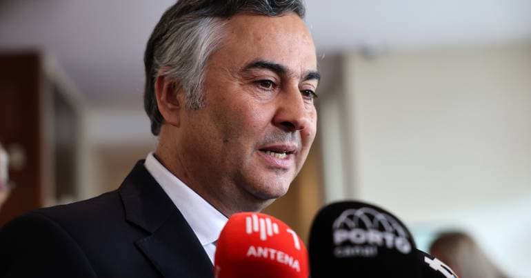 Protesters call for the resignation of the Minister of Education
