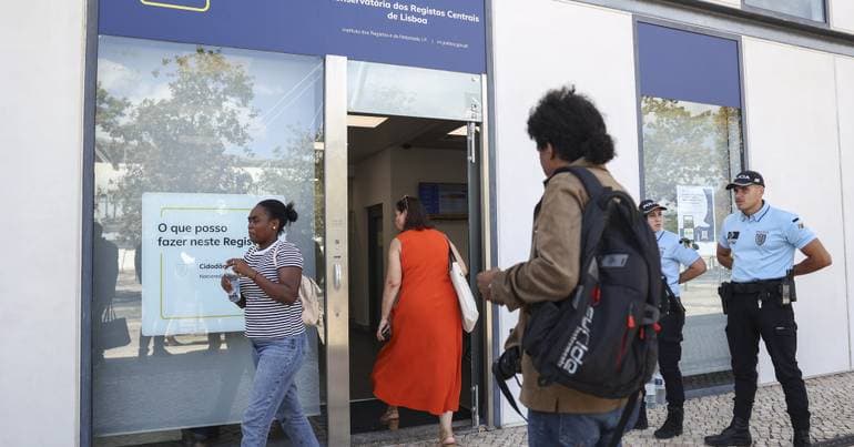Registry and notary services strike against "critical situation"