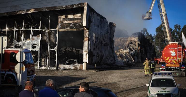 Fire in seven warehouses belonging to various companies in Sobrosa