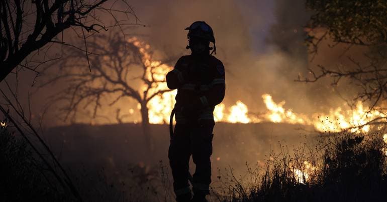 A hundred personnel fight fire in Monchique