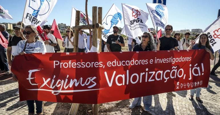 Protesters greet Prime Minister in Setúbal