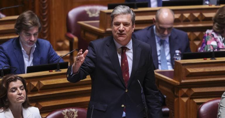 PSD and CDS propose flag decree amendments