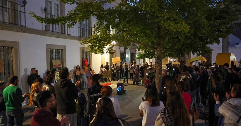 More than 100 people protest for decent housing in Évora