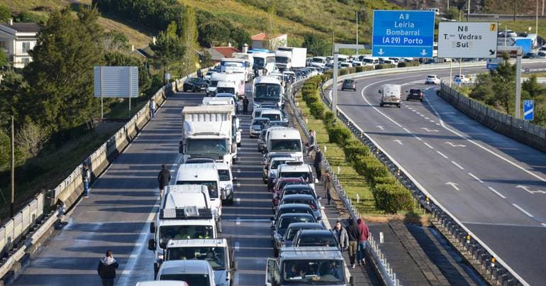 Ten injured in collision between bus and truck on the A8