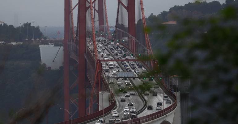 Traffic restored on the 25 de Abril bridge