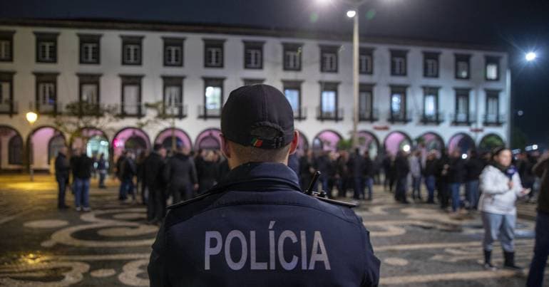 PSP and GNR officers demonstrate in Ponta Delgada